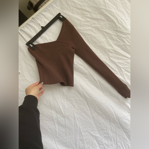 Abercrombie and Fitch One Shoulder Ribbed Knit
Long Sleeve Top Size Medium - Picture 3 of 7